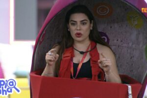 BBB : Naiara questiona se travesti 'não tem coragem' e leva resposta de Linn da Quebrada - veja