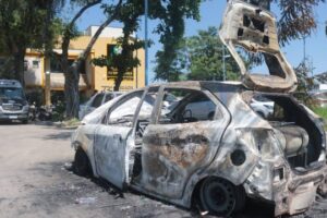 Mulher é presa após incendiar carro do companheiro em São Gonçalo