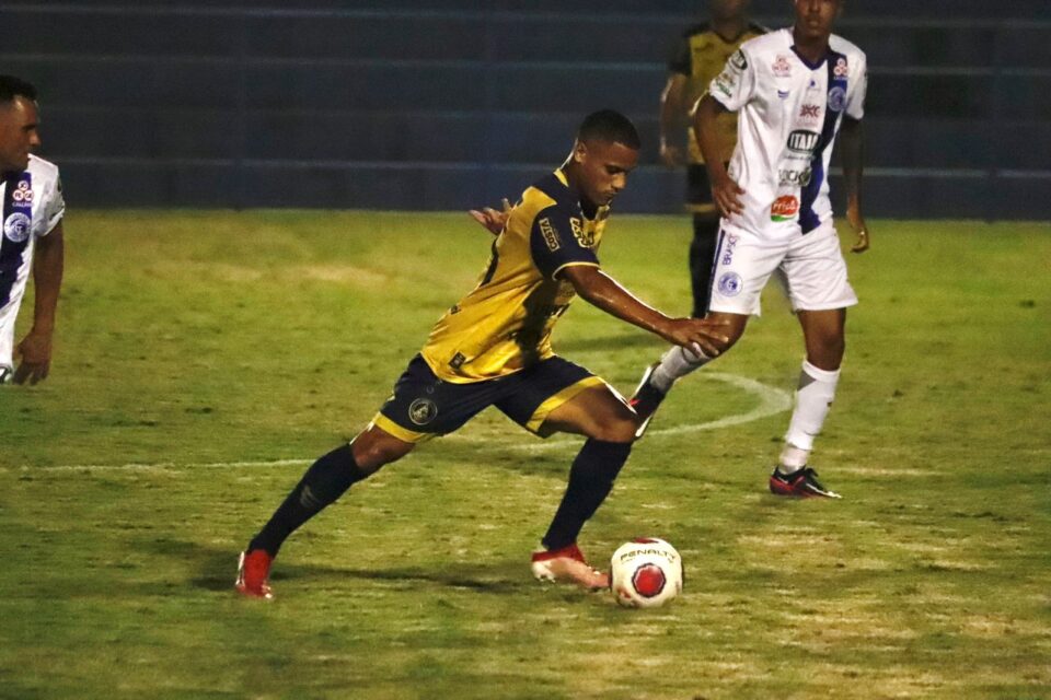 Bruno Henrique tocando