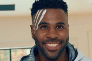 Jason Derulo Usher Não ficou claro se eles confundiram os cantores ou foi uma piada. Jason Derulo agride dois homens que o chamaram de Usher cantor
