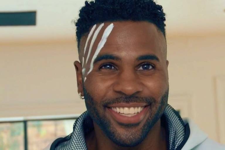Jason Derulo Usher Não ficou claro se eles confundiram os cantores ou foi uma piada. Jason Derulo agride dois homens que o chamaram de Usher cantor