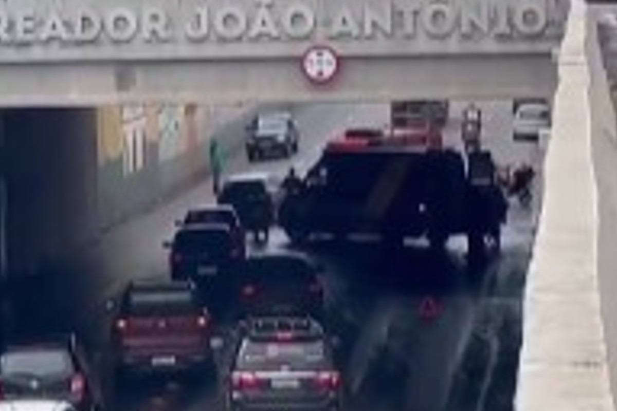 Motociclista morre após ser atingido por carro e cair de viaduto em Aparecida de Goiânia