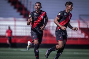 Jean (esquerda) e Daniel em jogo pelo Atlético-GO