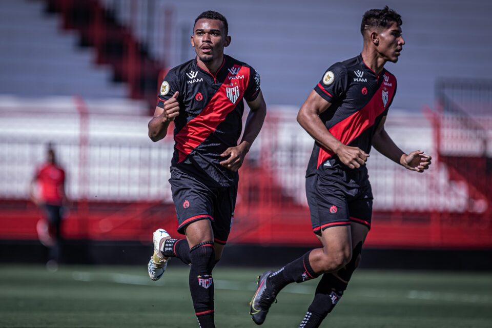 Jean (esquerda) e Daniel em jogo pelo Atlético-GO