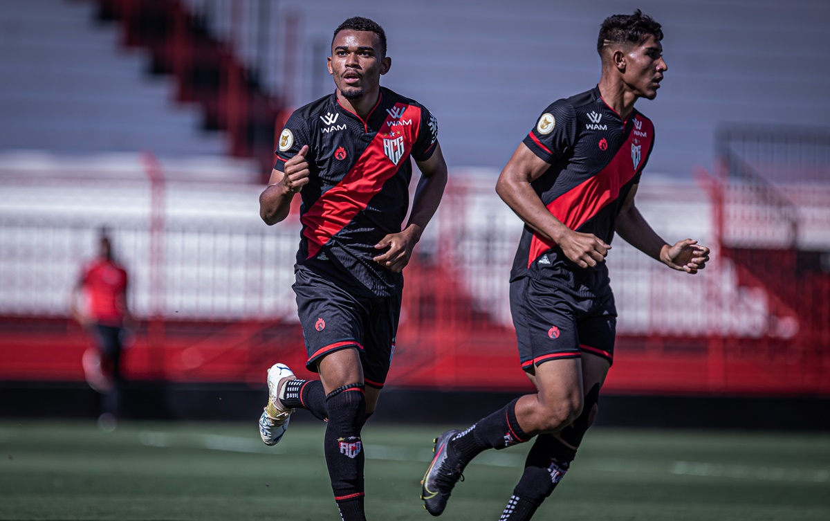 Jean (esquerda) e Daniel em jogo pelo Atlético-GO