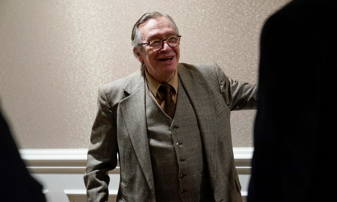 O escritor Olavo de Carvalho, guru bolsonarista, morreu na noite desta segunda-feira (24), aos 74 anos, na Virgínia (EUA). (Foto: reprodução/Agência Brasil)