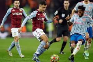 Coutinho disputa bola com o brasileiro Fred