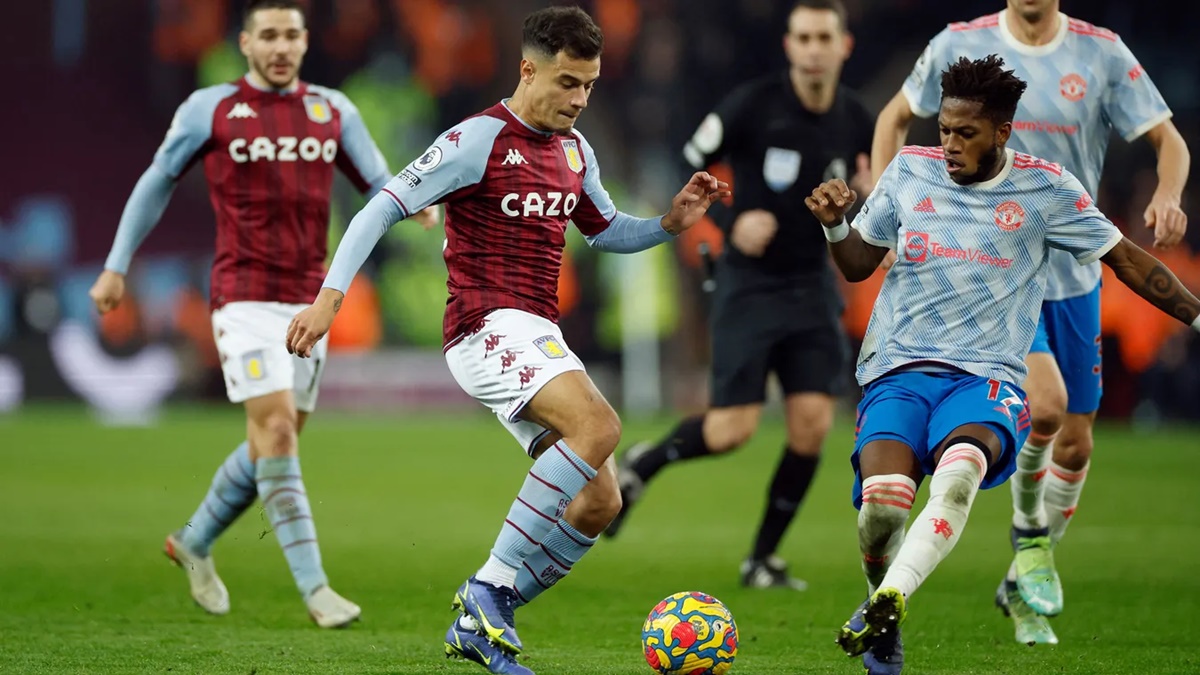 Coutinho disputa bola com o brasileiro Fred