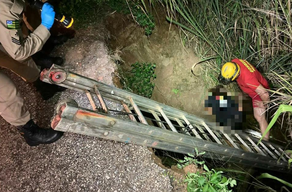 Idosa se desequilibra de bicicleta e cai em vala de 3 metros em Porangatu