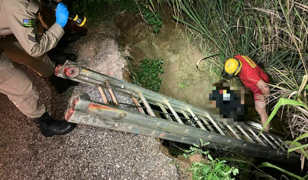 Idosa se desequilibra de bicicleta e cai em vala de 3 metros em Porangatu