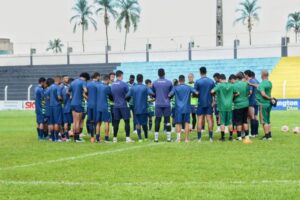 Elenco do Morrinhos treinando