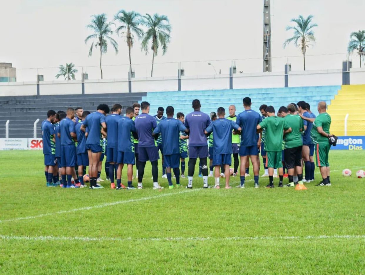 Elenco do Morrinhos treinando