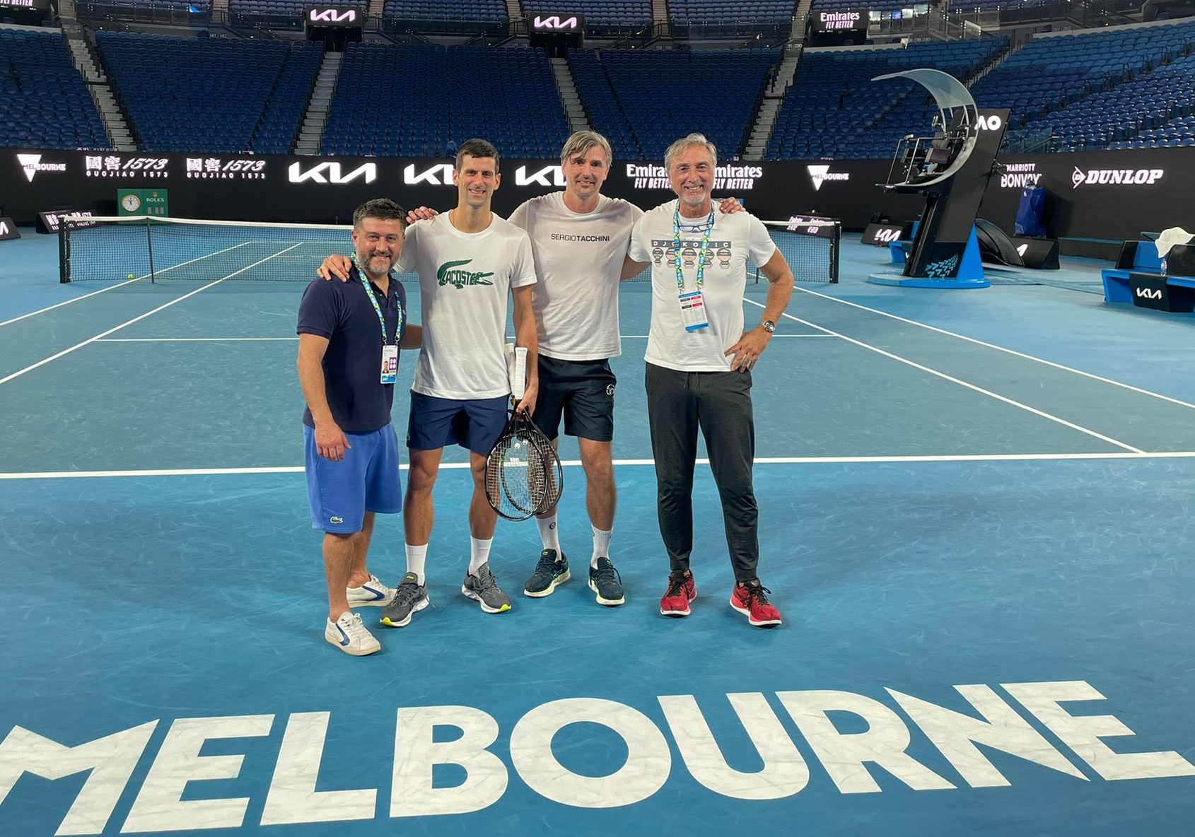 Novak Djokovic em quadra de treinamento na Austrália