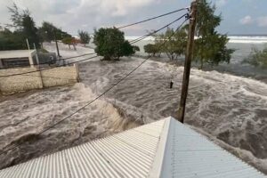 Homem sobrevive a vulcão e tsunami em Tonga depois de ficar 27 horas à deriva - (Foto: Reprodução/Twitter)