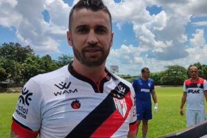 Elias recebendo homenagem