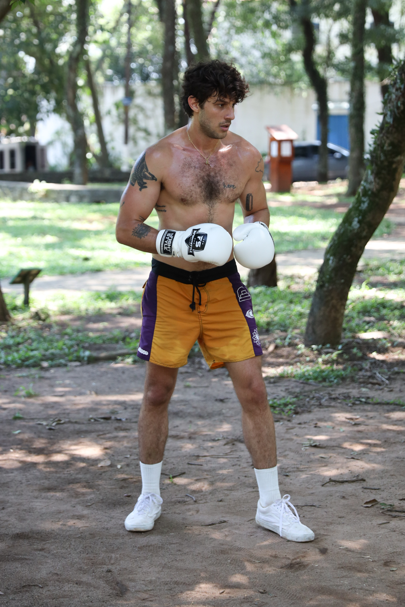 Chay Suede é fotografado enquanto treina boxe em praça de São Paulo; confira