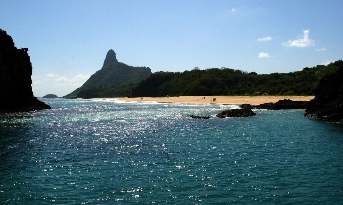Após um ataque de tubarão a uma menina de 8 anos, a Praia do Sueste, em Fernando de Noronha (PE), segue fechada. (Foto: reprodução/Agência Brasil)