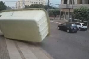 Piscina 'voa' durante vendaval e quase atinge carros no MS