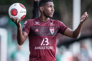 Luan Sales durante jogo-treino