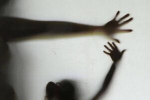 Mãe é presa suspeita de 'vender' filha de 4 anos por R$ 50 para idosos que abusavam da criança