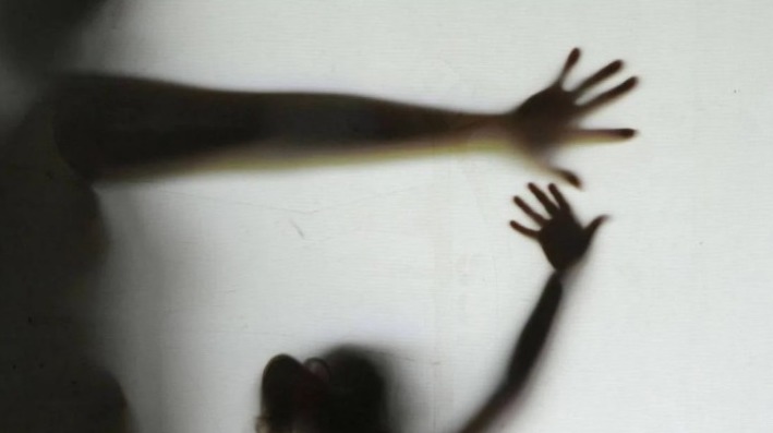 Mãe é presa suspeita de 'vender' filha de 4 anos por R$ 50 para idosos que abusavam da criança