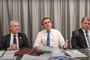 Presidente negocia PEC para zerar impostos sobre combustíveis