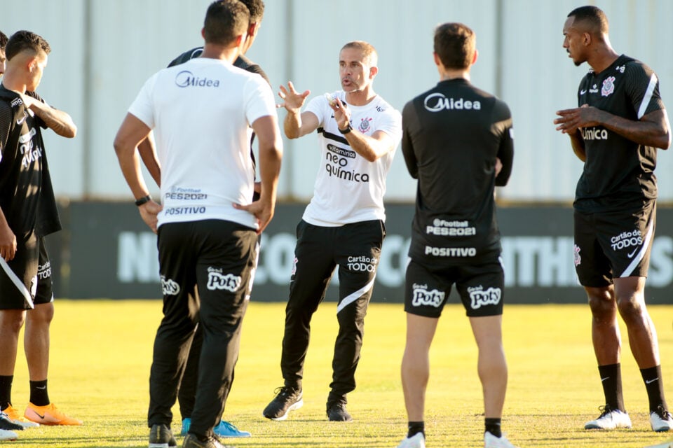 Sylvinho em atividade no Corinthians
