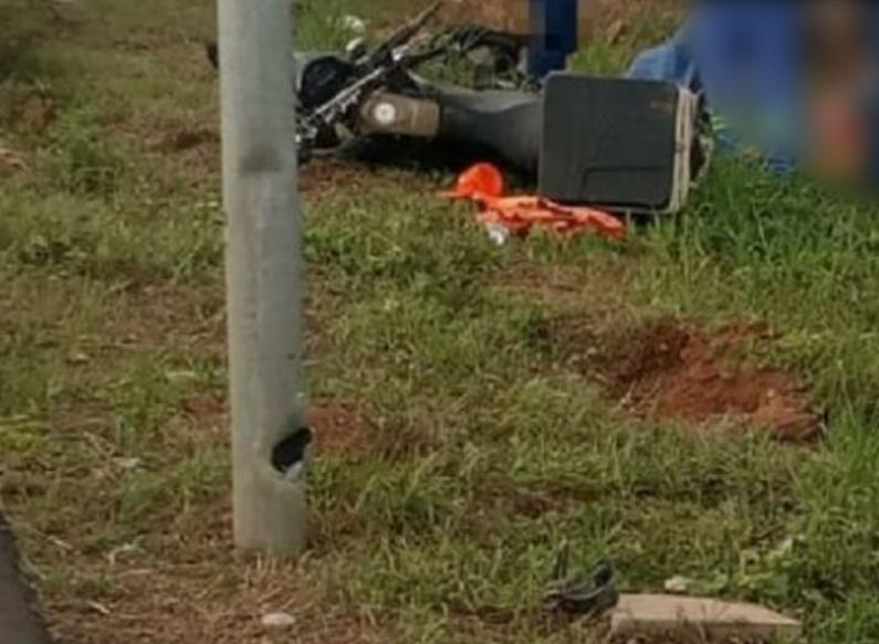 Funcionário da Enel fica gravemente ferido após colidir contra poste na GO-139, em Caldas Novas