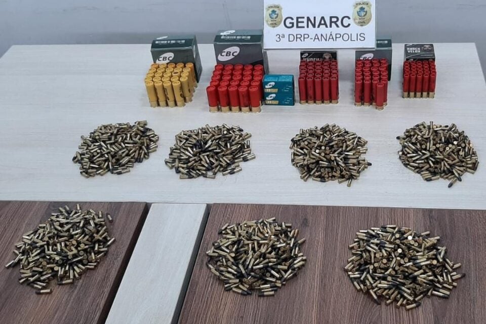 Munições de vários calibres estavam escondidas na lataria do veículo. (Foto: Divulgação/GENARC)