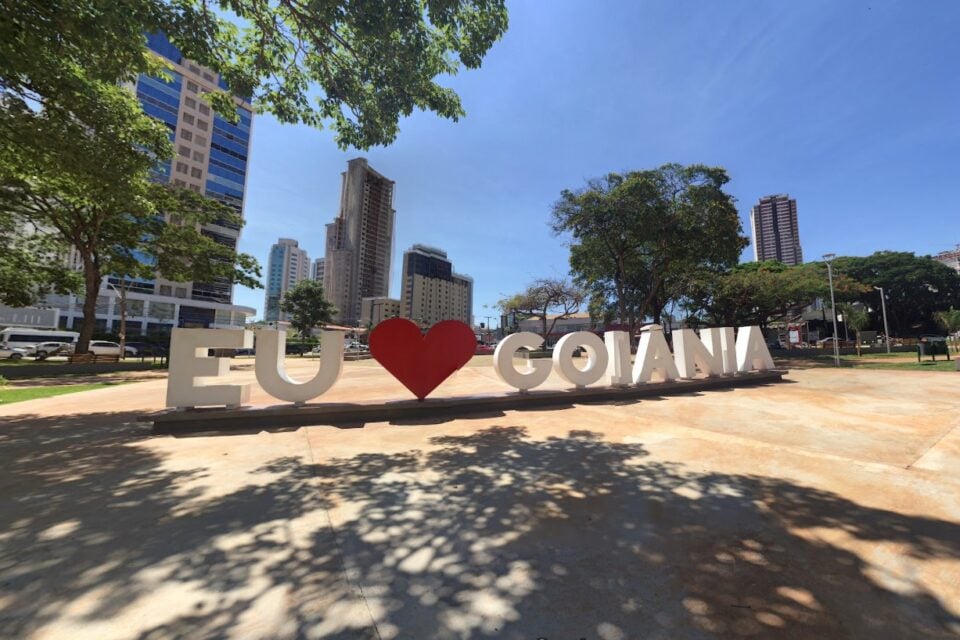 Letreiro "Eu Amo Goiânia" na Praça do Sol