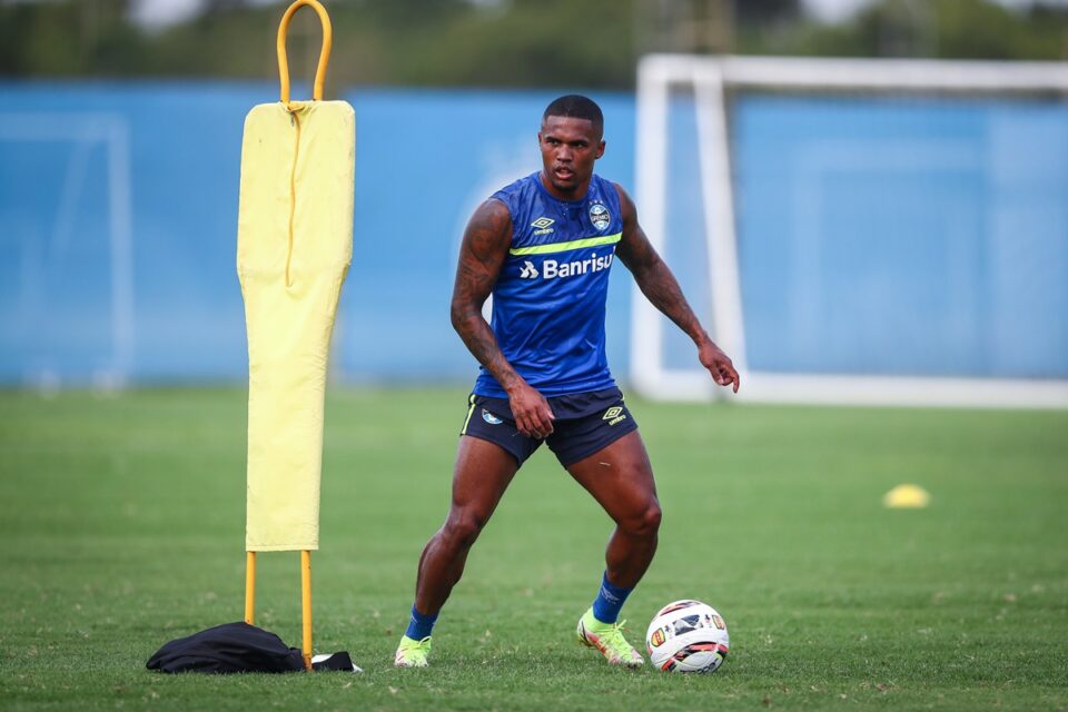 Douglas Costa durante treino no Grêmio