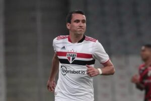 Atacante Pablo comemorando gol