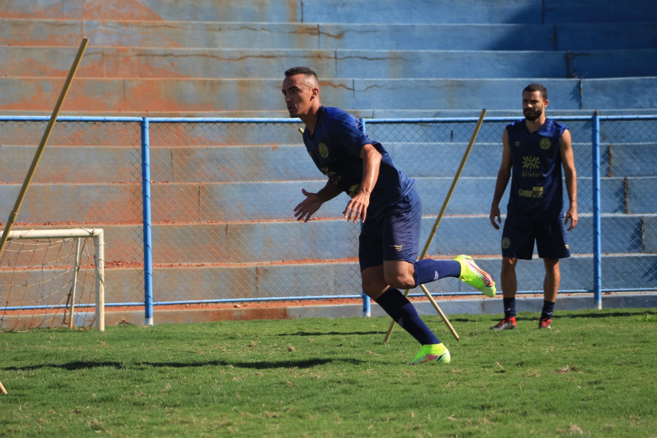 Renato treinando na Aparecidense