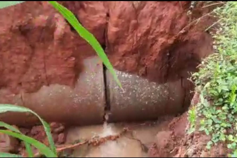 Dutos subterrâneos destinados a captação e escoamento de água aparecem danificados e com vazamentos