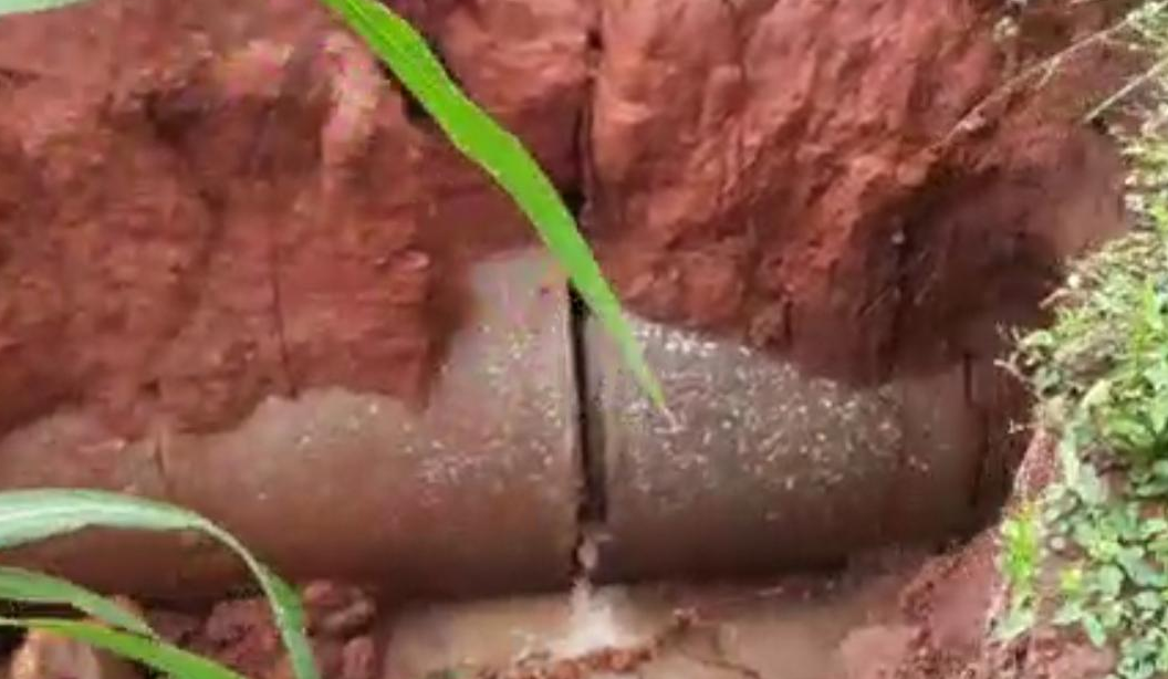 Dutos subterrâneos destinados a captação e escoamento de água aparecem danificados e com vazamentos