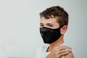 Criança recebe vacina.