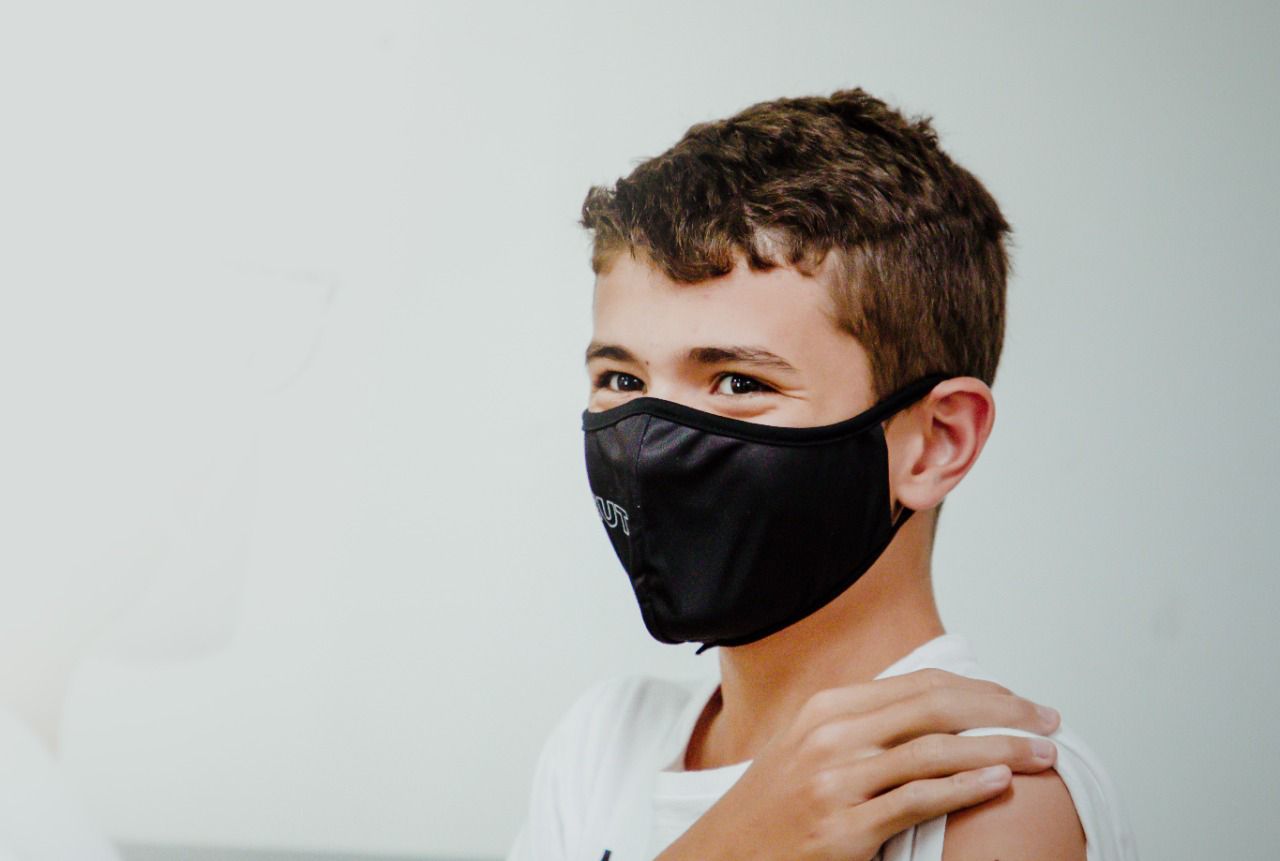 Criança recebe vacina.