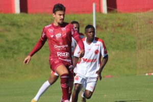 Arthur Rezende durante jogo-treino do Vila Nova