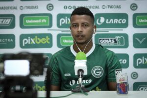 Maguinho em apresentação no Goiás