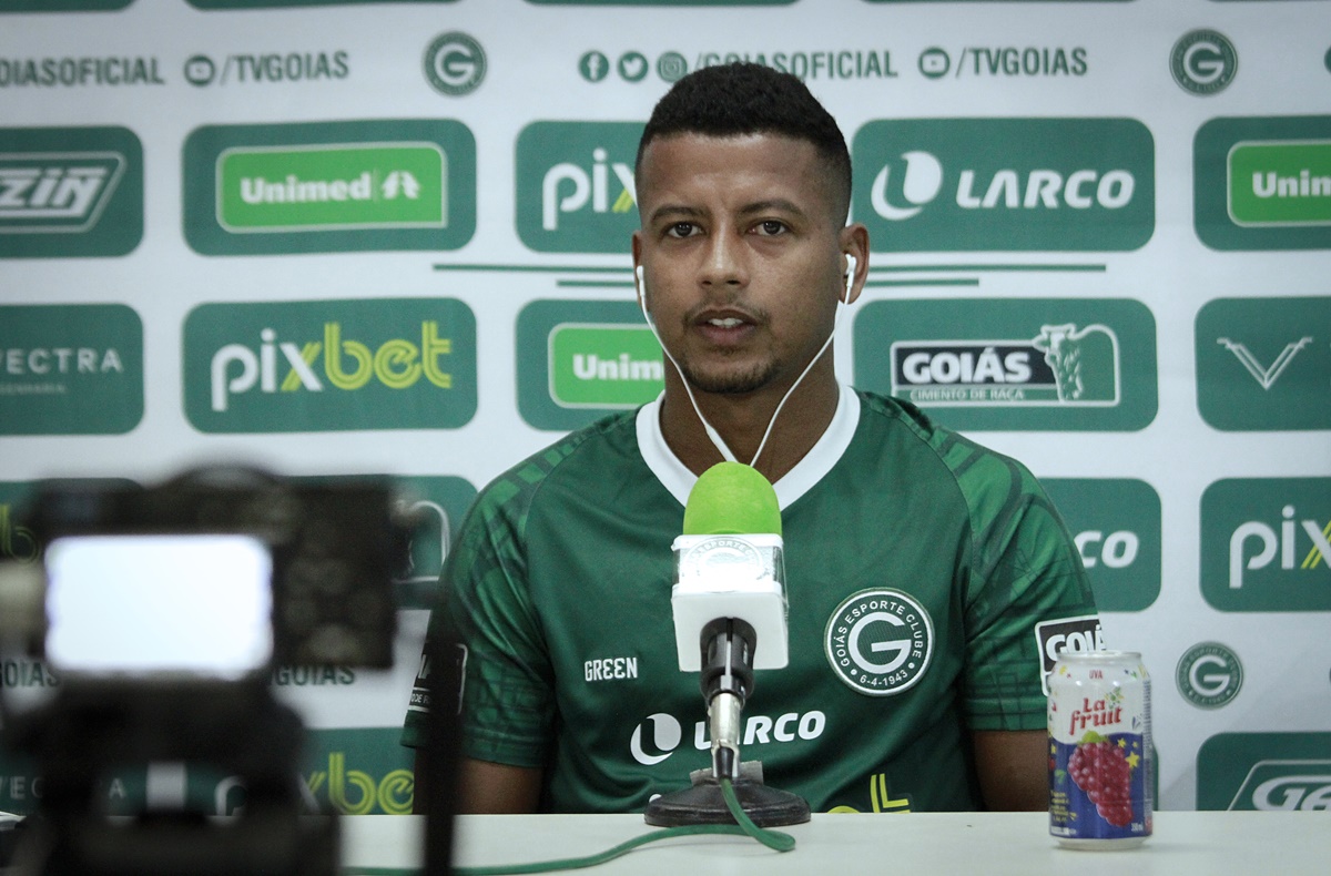 Maguinho em apresentação no Goiás