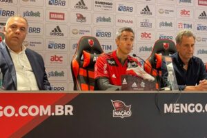 Paulo Sousa (centro) é apresentado no Flamengo