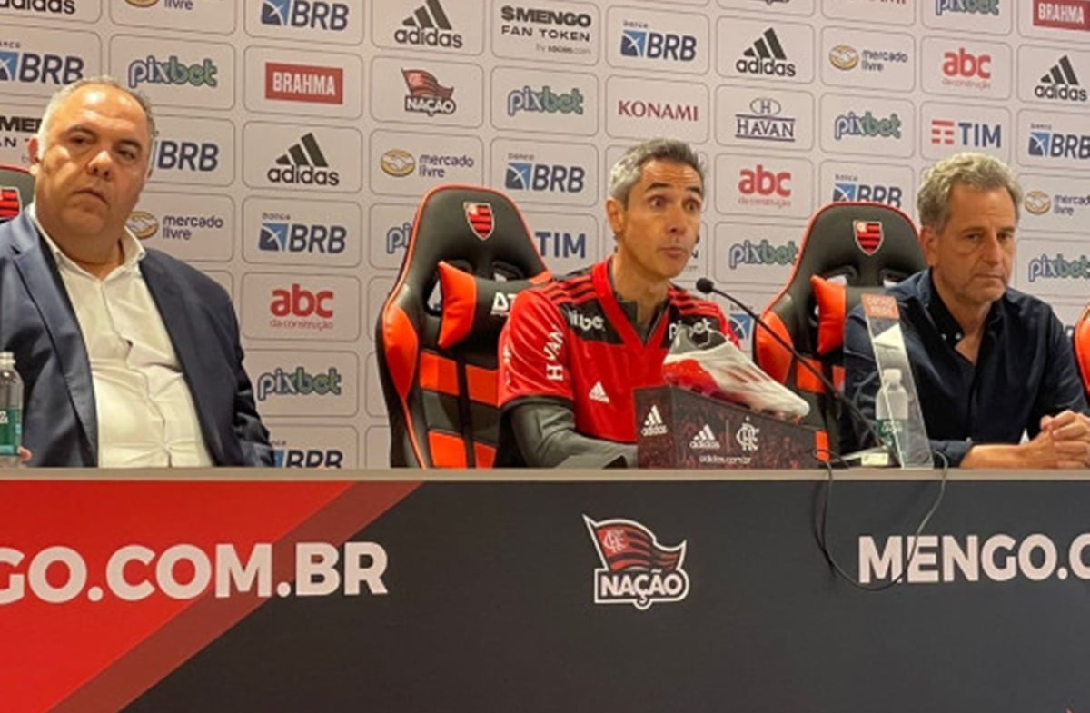 Paulo Sousa (centro) é apresentado no Flamengo