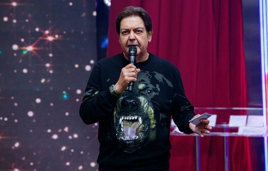 Equipe entrará em férias coletivas e atração será reprisada. Faustão demite mais de 40 e programa deixa de ser diário em 2023