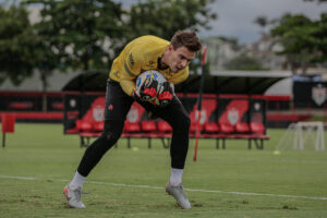Goleiro Luan Polli no Atlético Goianiense