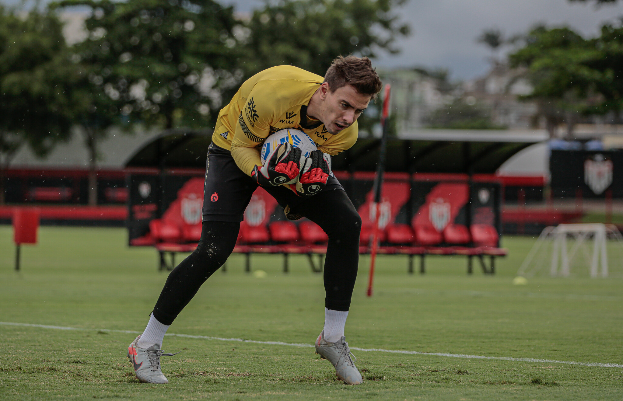 Goleiro Luan Polli no Atlético Goianiense