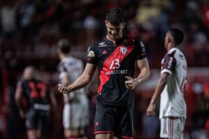 Lucão comemorando Atlético Goianiense