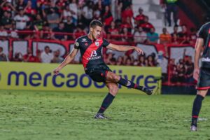 Oliveira em jogo pelo Atlético-GO