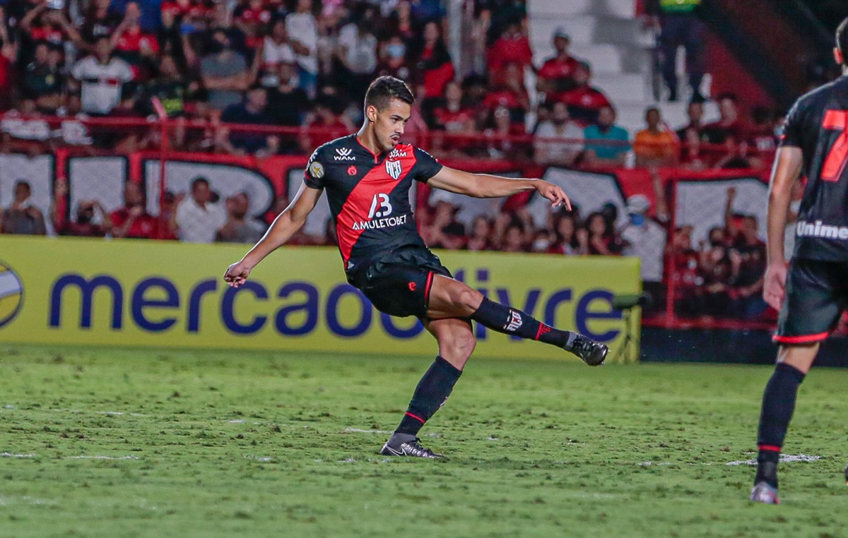 Oliveira em jogo pelo Atlético-GO