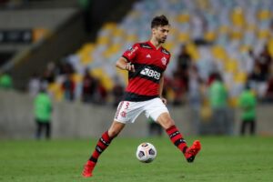 Rodrigo Caio atuando Flamengo