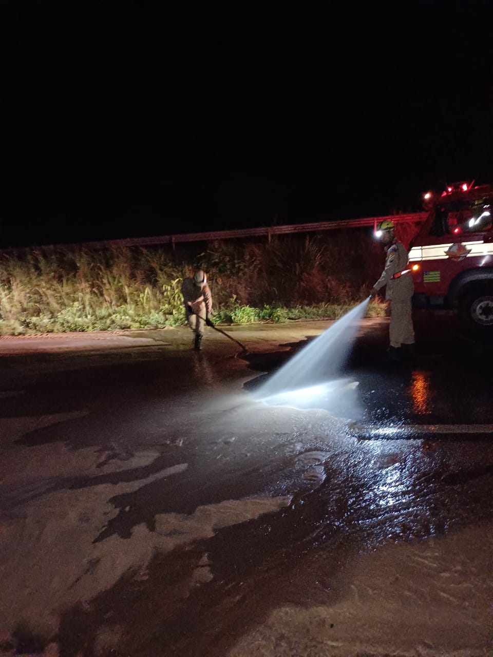 Bombeiros precisaram usar 2 mil litros de água para desobstruir rodovia dos detritos dos acidentes